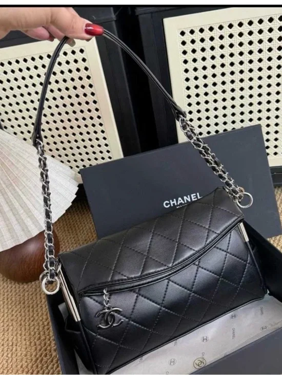 New Chanel Makeup Shoulder Bag - Picture 2 of 10